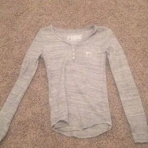 gray long sleeve shirt